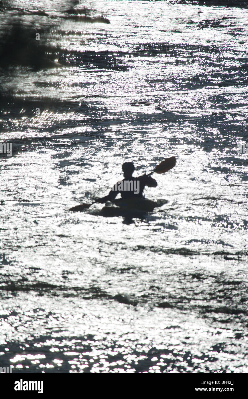 KAYAKER LAVORANDO I RAPIDS GEORGIA nessun modello di rilascio Foto Stock