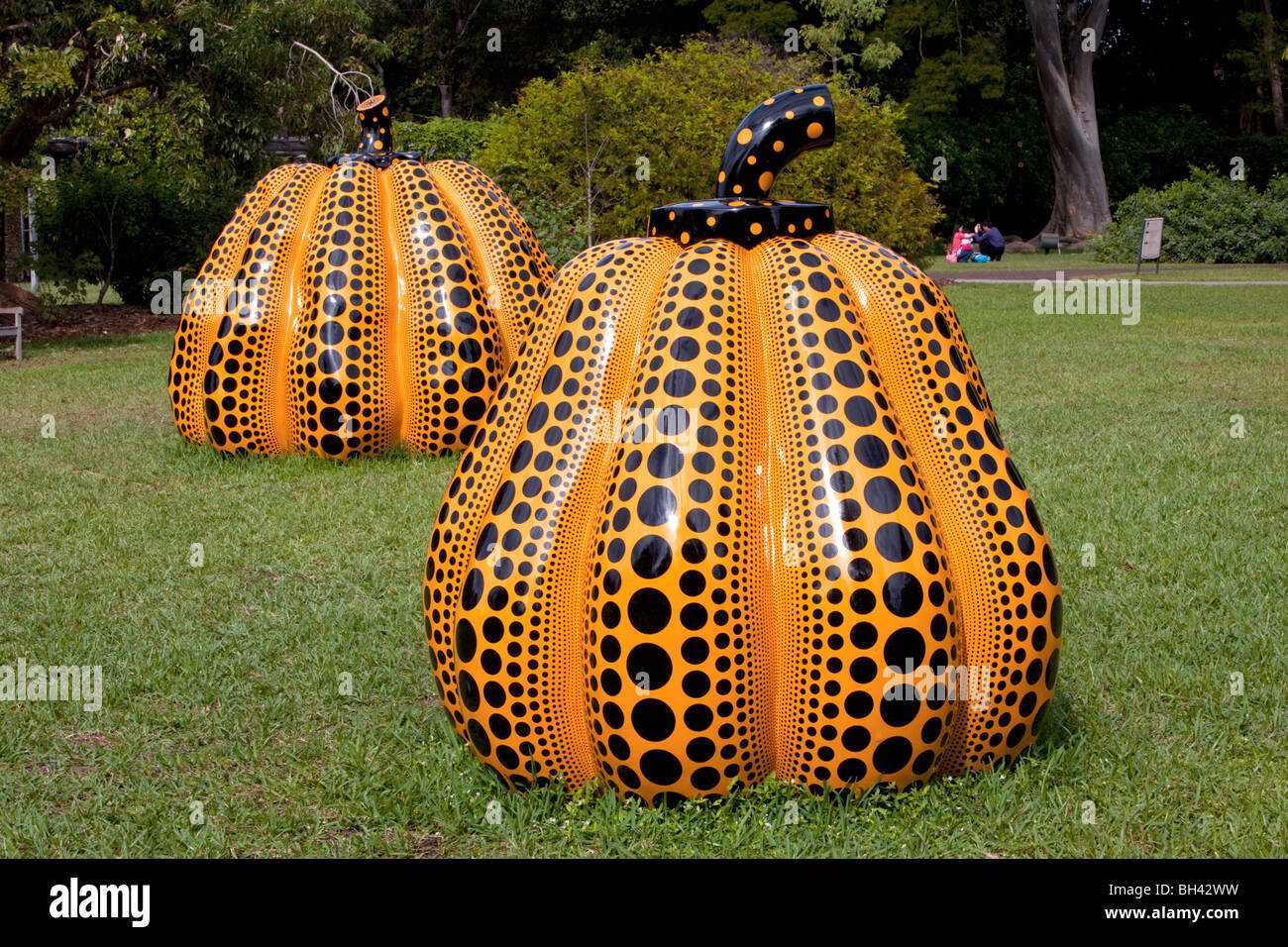 Yayoi Kusama sculture; Zucche 2009 visualizzato a Fairchild Tropical Gardens, Florida Foto Stock