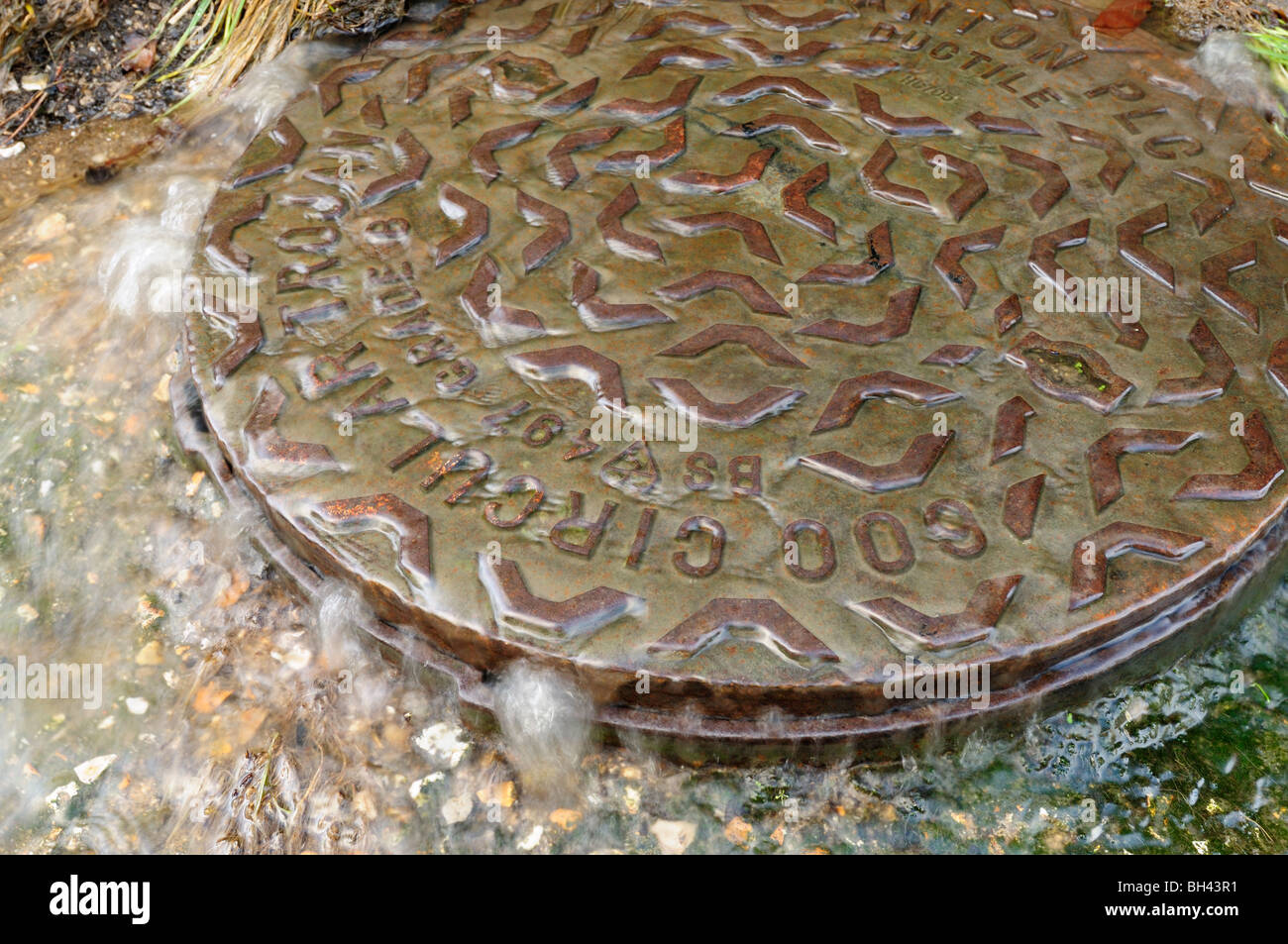 Tempesta acqua che sgorga al di fuori della camera di ispezione Foto Stock