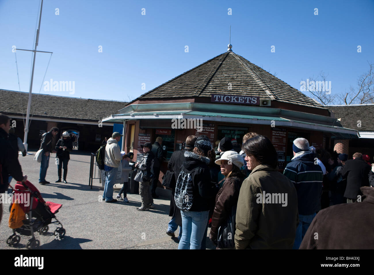 Tourist attendere in linea per i biglietti per la Statua della Libertà e Ellis Island, Castle Clinton National Monument, Manhattan Foto Stock