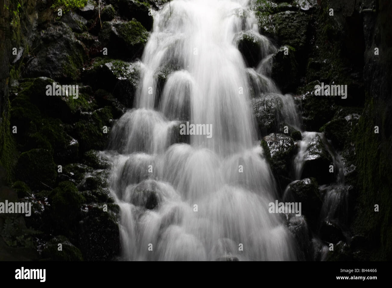 Cascata in prossimità della costa meridionale di Guernsey. Foto Stock