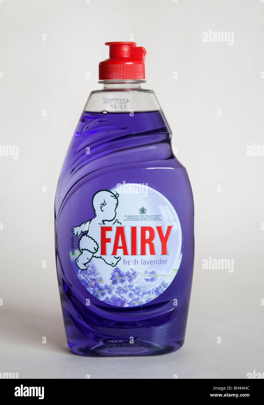 Una bottiglia di Fairy detersivo liquido contro uno sfondo bianco. Foto Stock