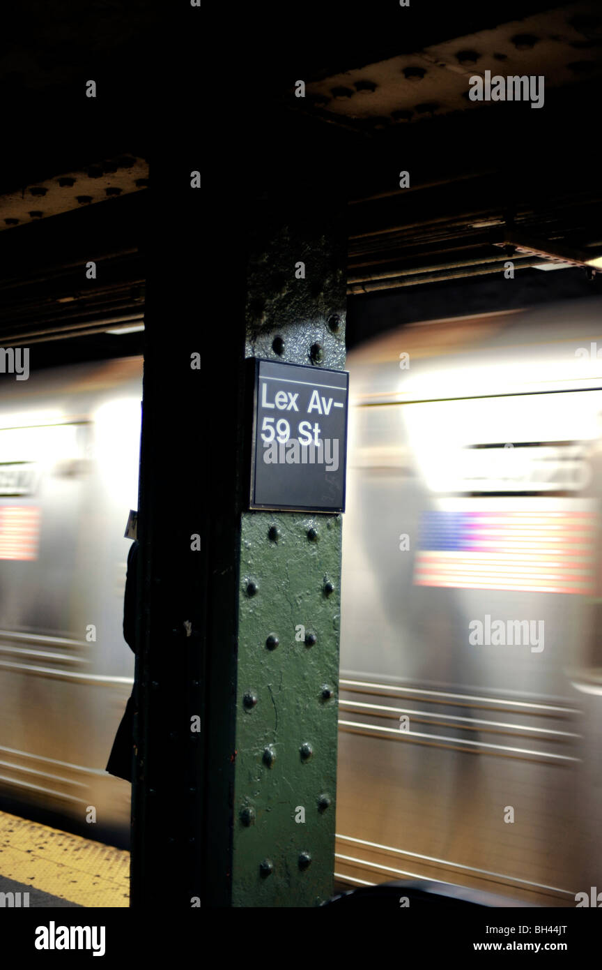 NYC metropolitana treno arrivando a Lexington Avenue Station Foto Stock