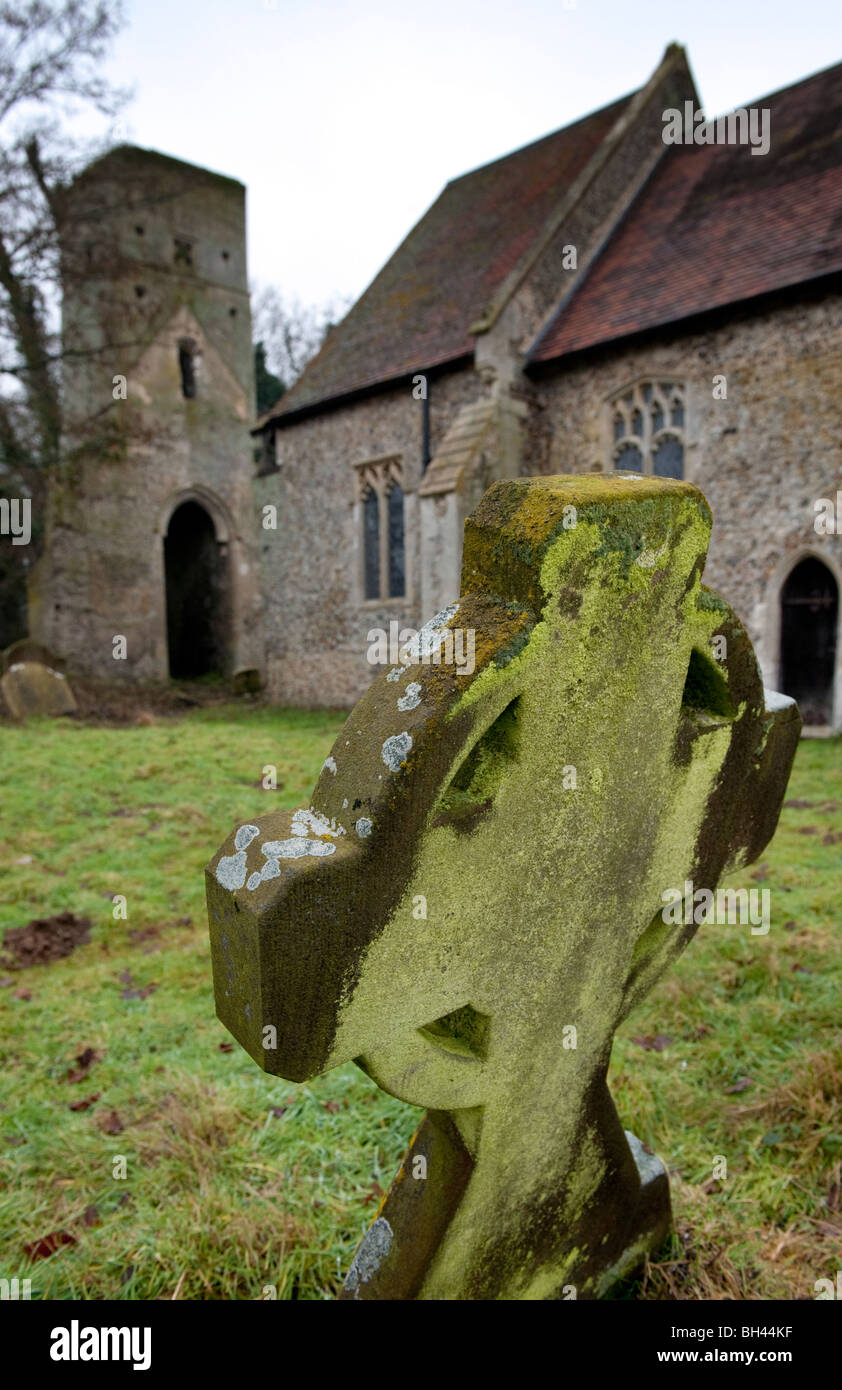 Hargham chiostro e chiesa torre in rovina e croce in NORFOLK REGNO UNITO Foto Stock