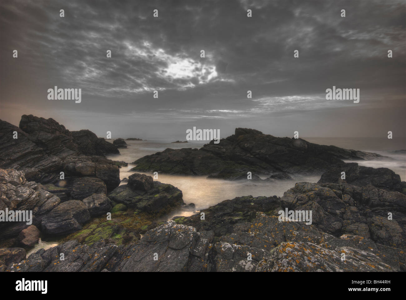 Rocce e mare in prima mattinata a Cove Bay; piccolo porto lungo la costa a sud di Aberdeen. Foto Stock