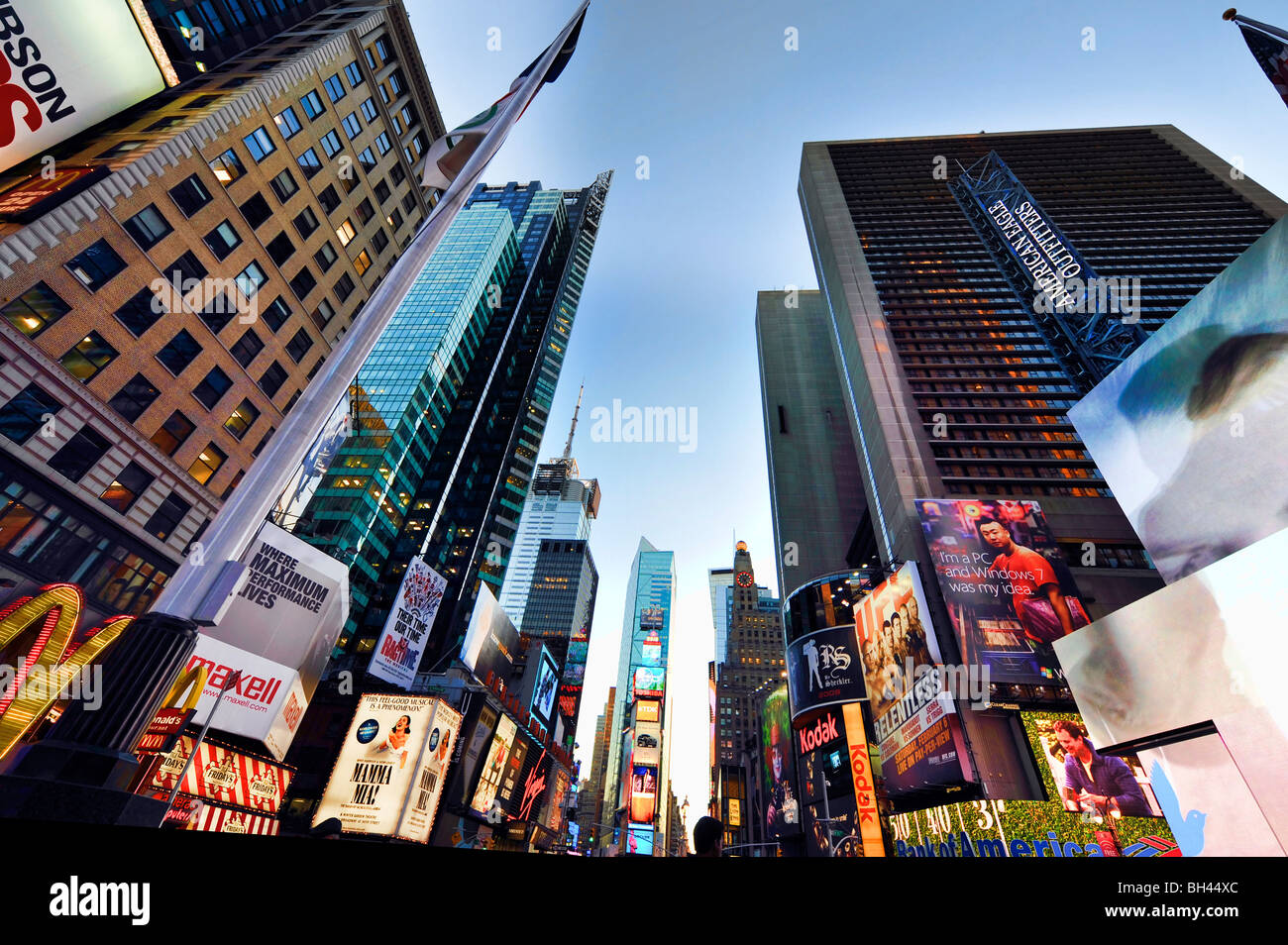 Guardando il 42th e 7th Avenue, Broadway e Times Square a New York City, NY, STATI UNITI D'AMERICA Foto Stock