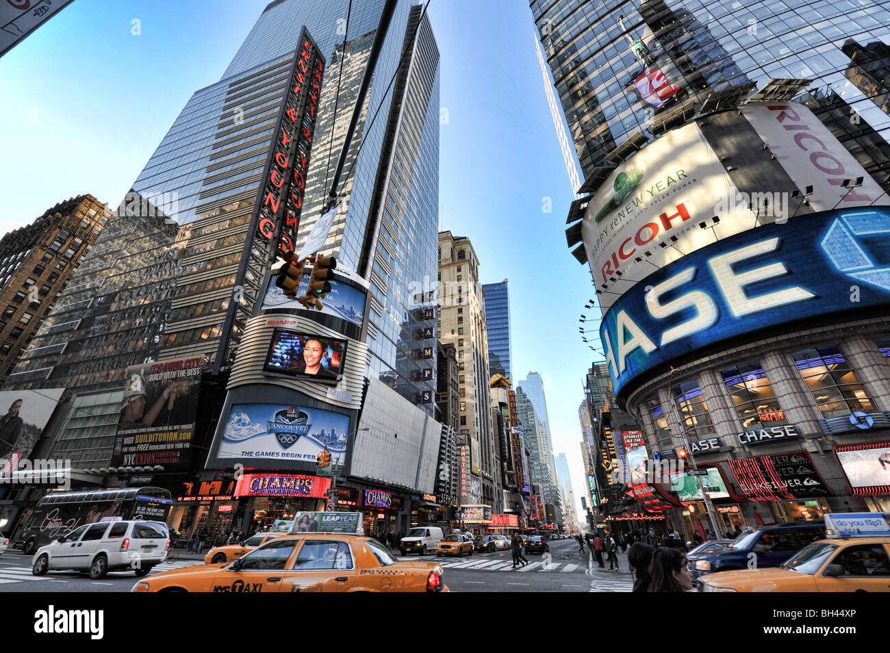 Cerca fino al quarantaduesimo e Broadway, Times Square a New York City, NY, STATI UNITI D'AMERICA Foto Stock