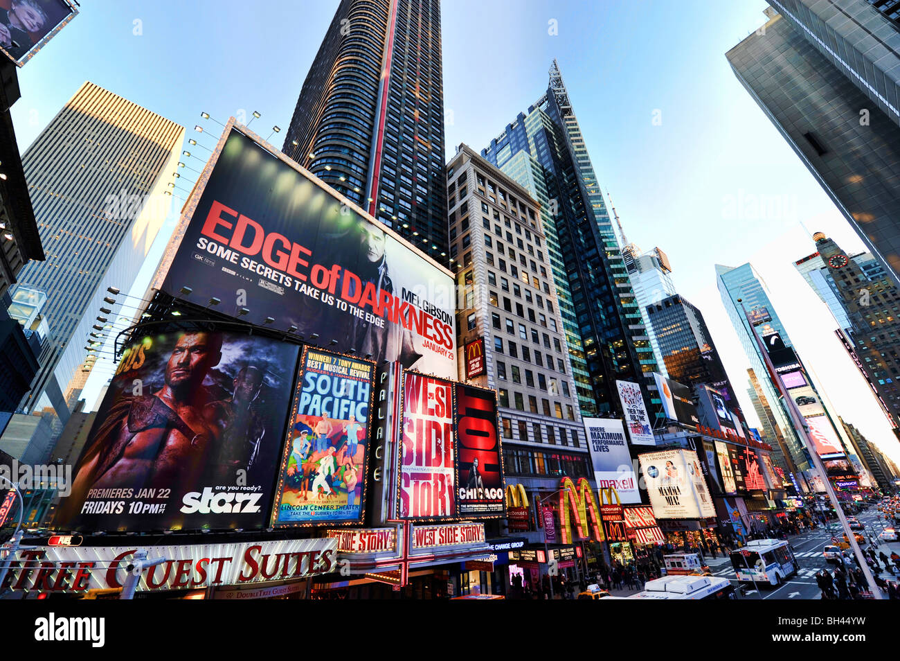 Teatro di cartelloni e insegne pubblicitarie su Broadway/7th Avenue, Times Square, Duffy Square, New York City, NY, STATI UNITI D'AMERICA Foto Stock