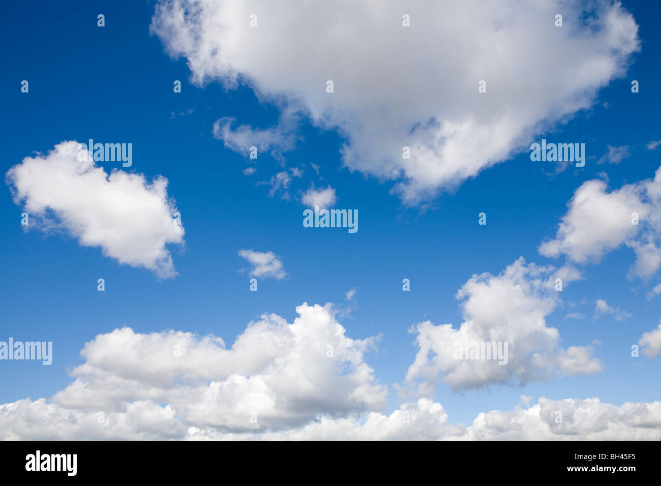 Cielo blu con nuvole Foto Stock