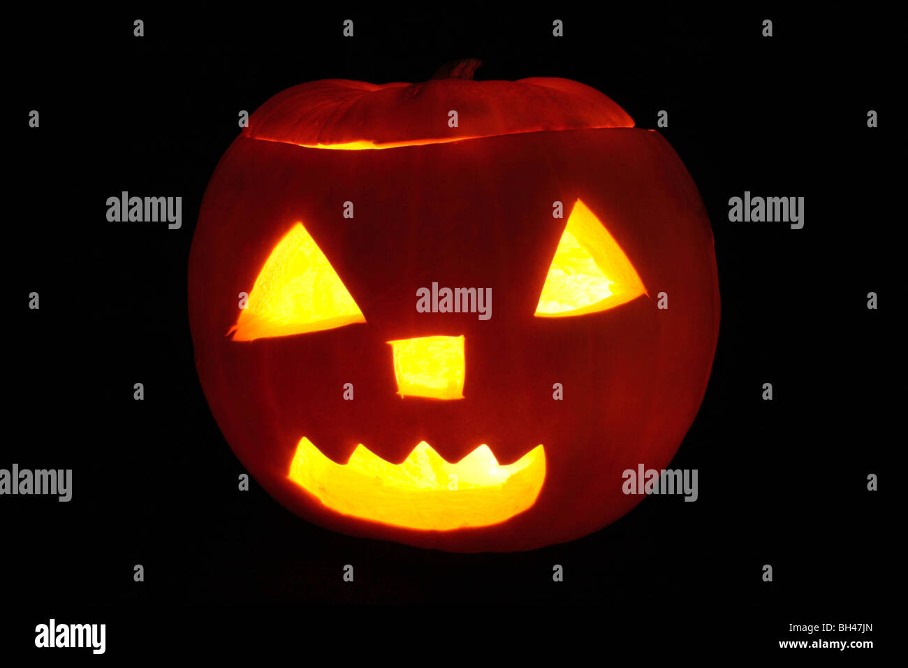 Un Halloween zucca lanterna accesa da una candela. Foto Stock