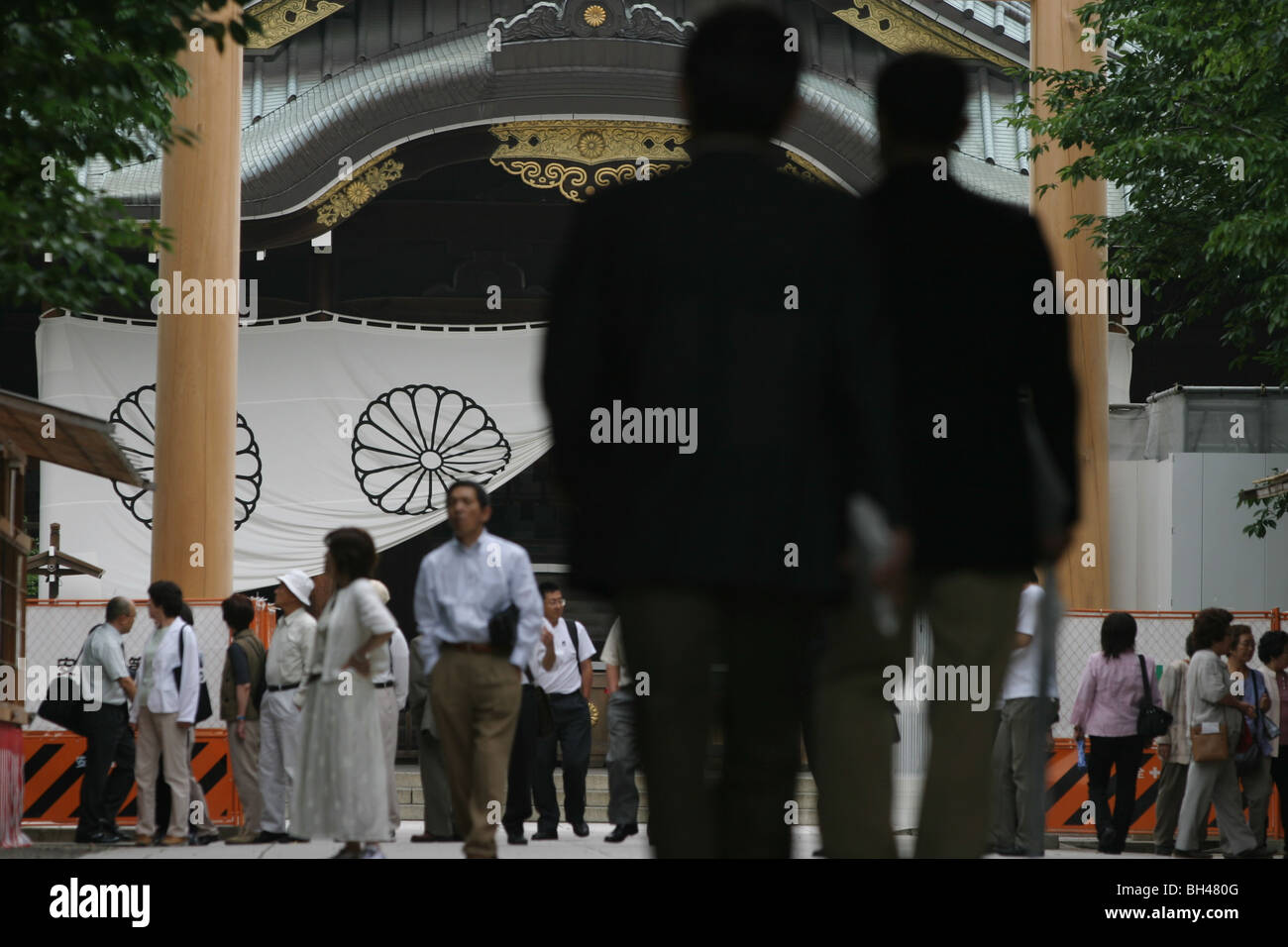 I visitatori a Yasukuni Jinja (santuario), il Giappone del santuario per i morti della guerra mondiale 2 , Kudanshita Distretto di Tokyo, Giappone Foto Stock