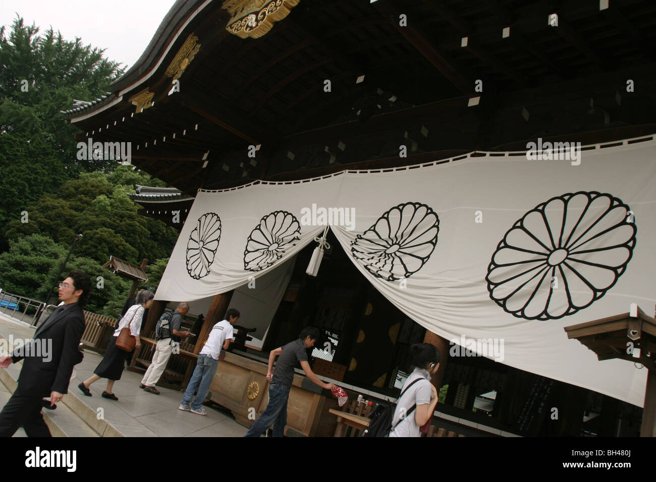 I visitatori a Yasukuni Jinja (santuario), il Giappone del santuario per i morti della guerra mondiale 2 , Kudanshita Distretto di Tokyo, Giappone Foto Stock
