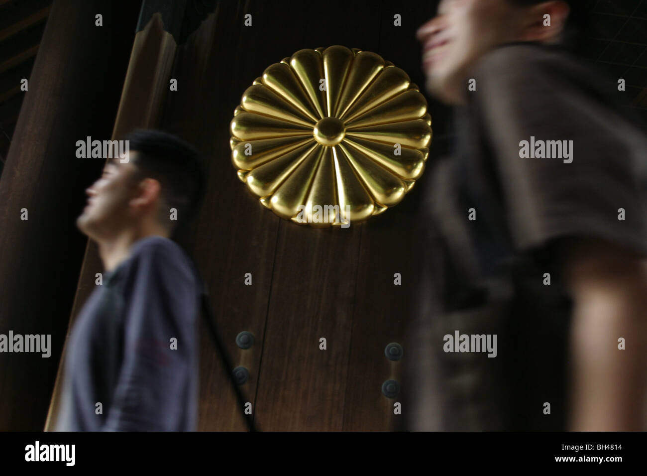 I visitatori a Yasukuni Jinja (santuario), il Giappone del santuario per i morti della guerra mondiale 2 , Kudanshita Distretto di Tokyo, Giappone Foto Stock
