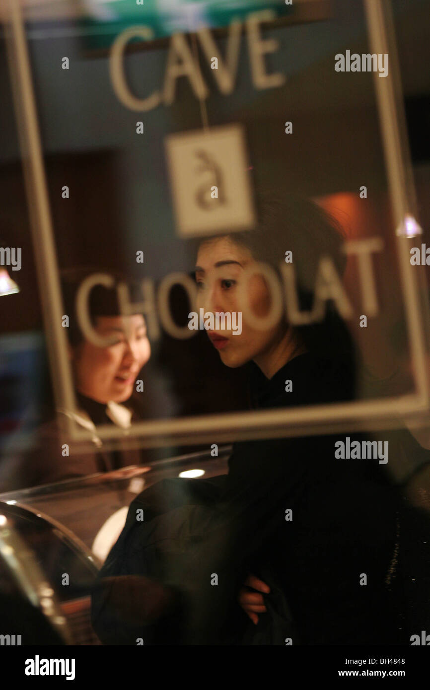 La sistemazione di negozio di cioccolato "Grotta å cioccolato", vendere costosi cioccolatini da Jean Paul Hevin,Tokyo, Giappone. 09.03.06 Foto Stock