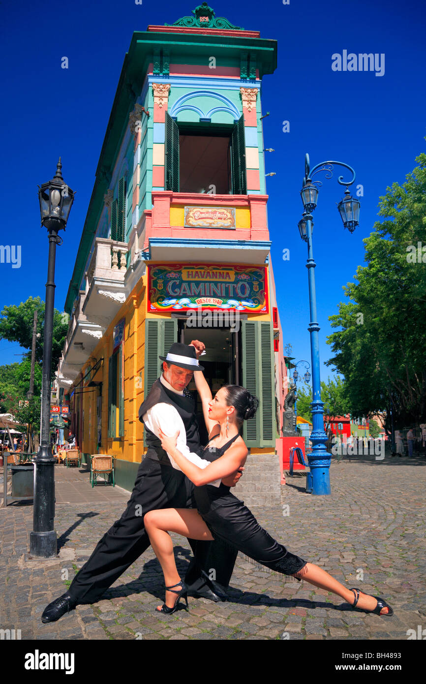 Fanny e Fabio ballerini eseguono il Tango, Milonga e canyengue a Caminito, La Boca, Buenos Aires, Argentina. Foto Stock