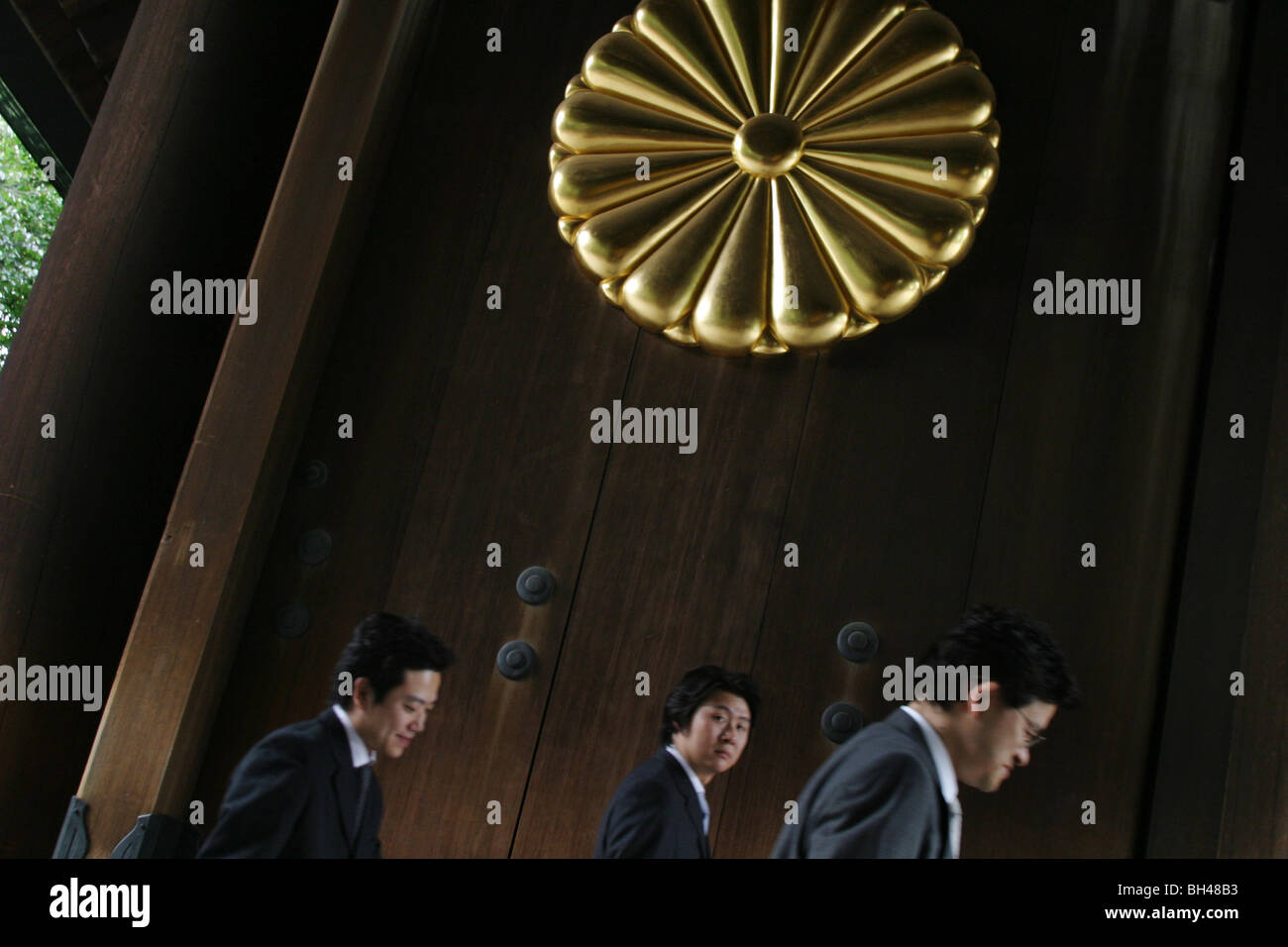 I visitatori a Yasukuni Jinja (santuario), il Giappone del santuario per i morti della guerra mondiale 2 , Kudanshita Distretto di Tokyo, Giappone Foto Stock