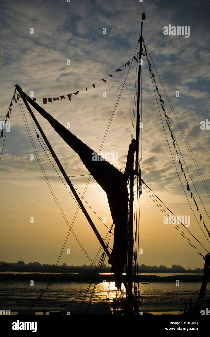 Ritratto di vele e manovre di una chiatta Thames stagliano contro la mattina di sole a Maldon. Foto Stock