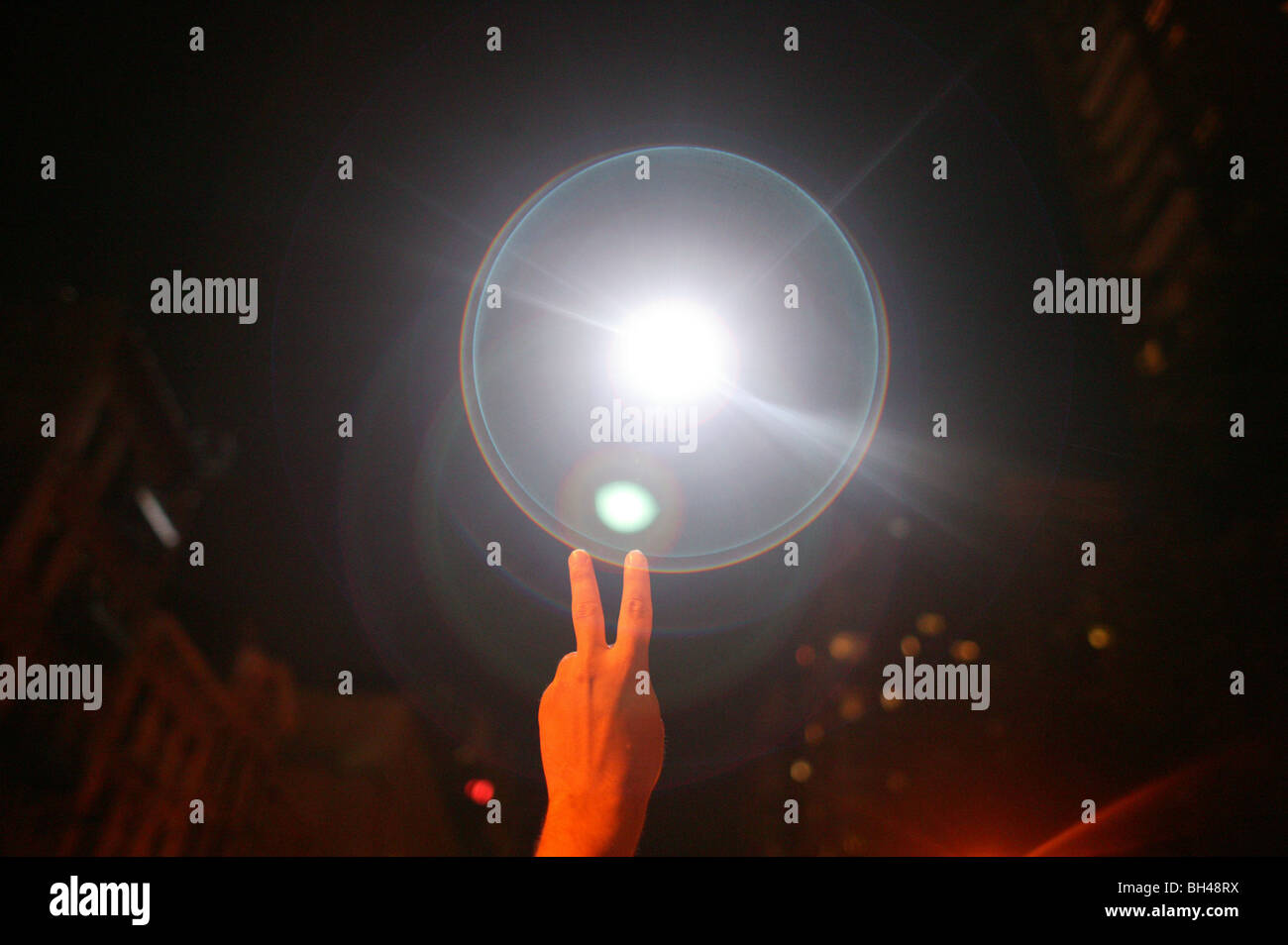 Un manifestante rende segno di pace in elicottero della polizia durante 2004 proteste repubblicana a New York contro la guerra in Iraq George W Bush RNC NYC Madison Square Garden Foto Stock