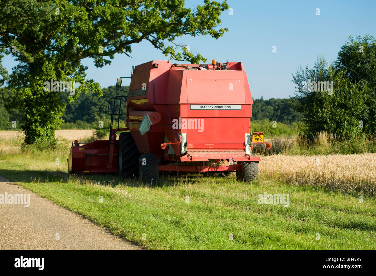 Mietitrebbia in attesa di mettersi al lavoro sulla Norfolk farm in luglio. Foto Stock