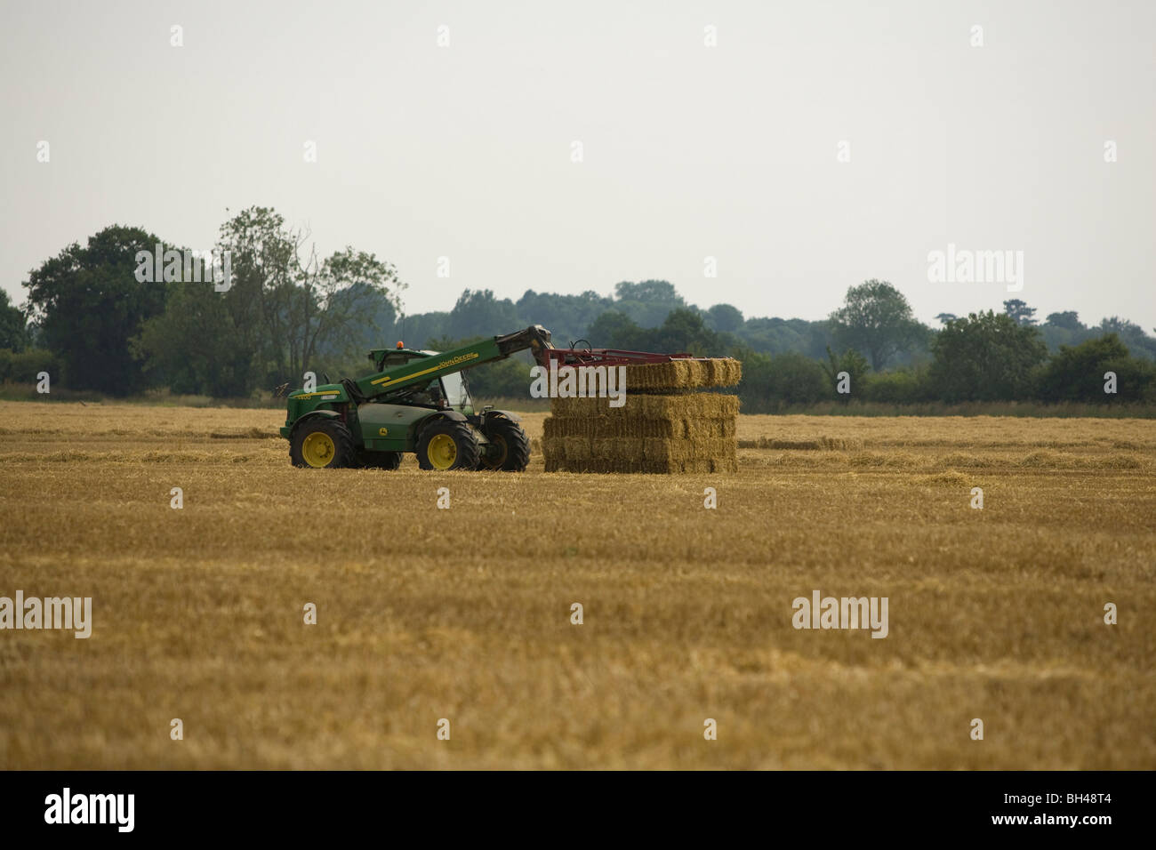 Balle di impilamento su Norfolk farm in luglio. Foto Stock