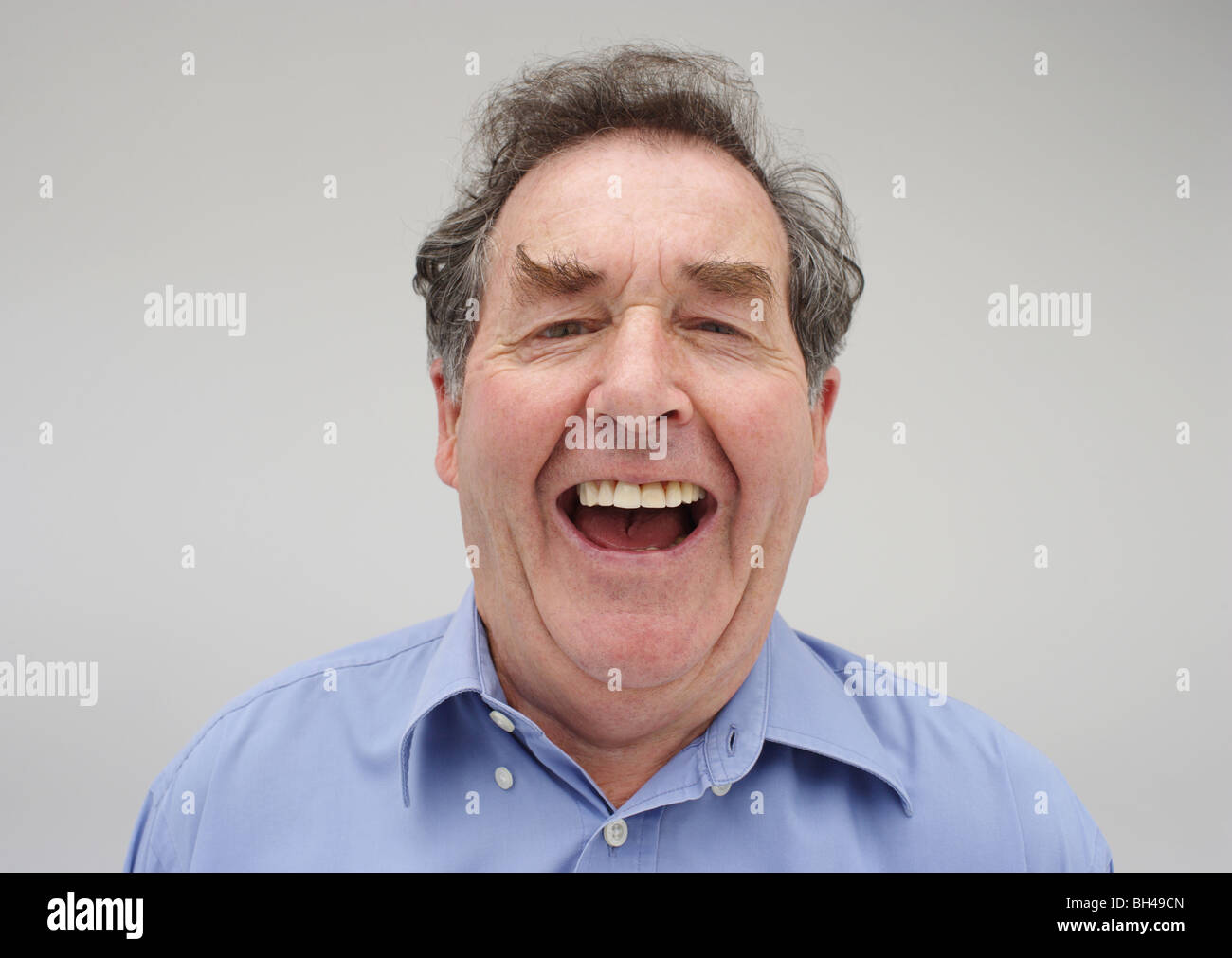 Imprenditore Senior indossando una maglietta ( età da 60 a 75 anni ), ridendo Foto Stock