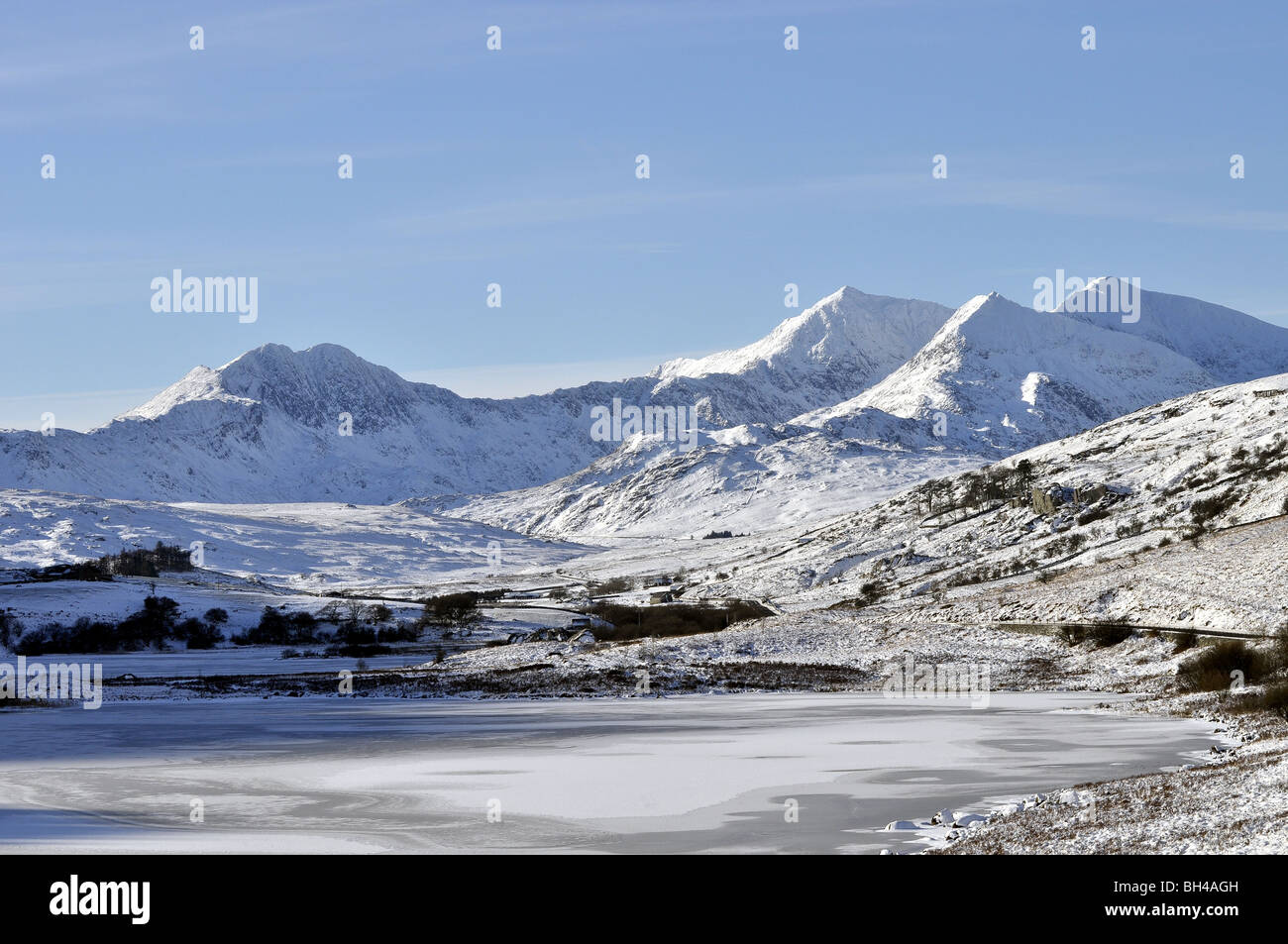 Llynnau Mymbyr laghi congelati & Snowdon Mountain Range in la distanza con la neve in inverno Gennaio 2010 Foto Stock