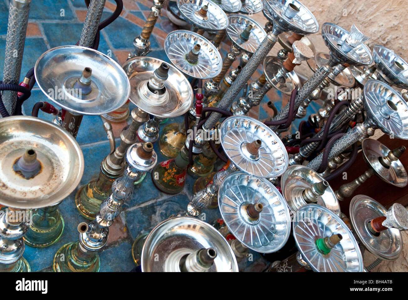 Arabo shisha, talvolta chiamato narghilè, waterpipes allineate su un piano per i clienti in un ristorante in un paese arabo. Foto Stock