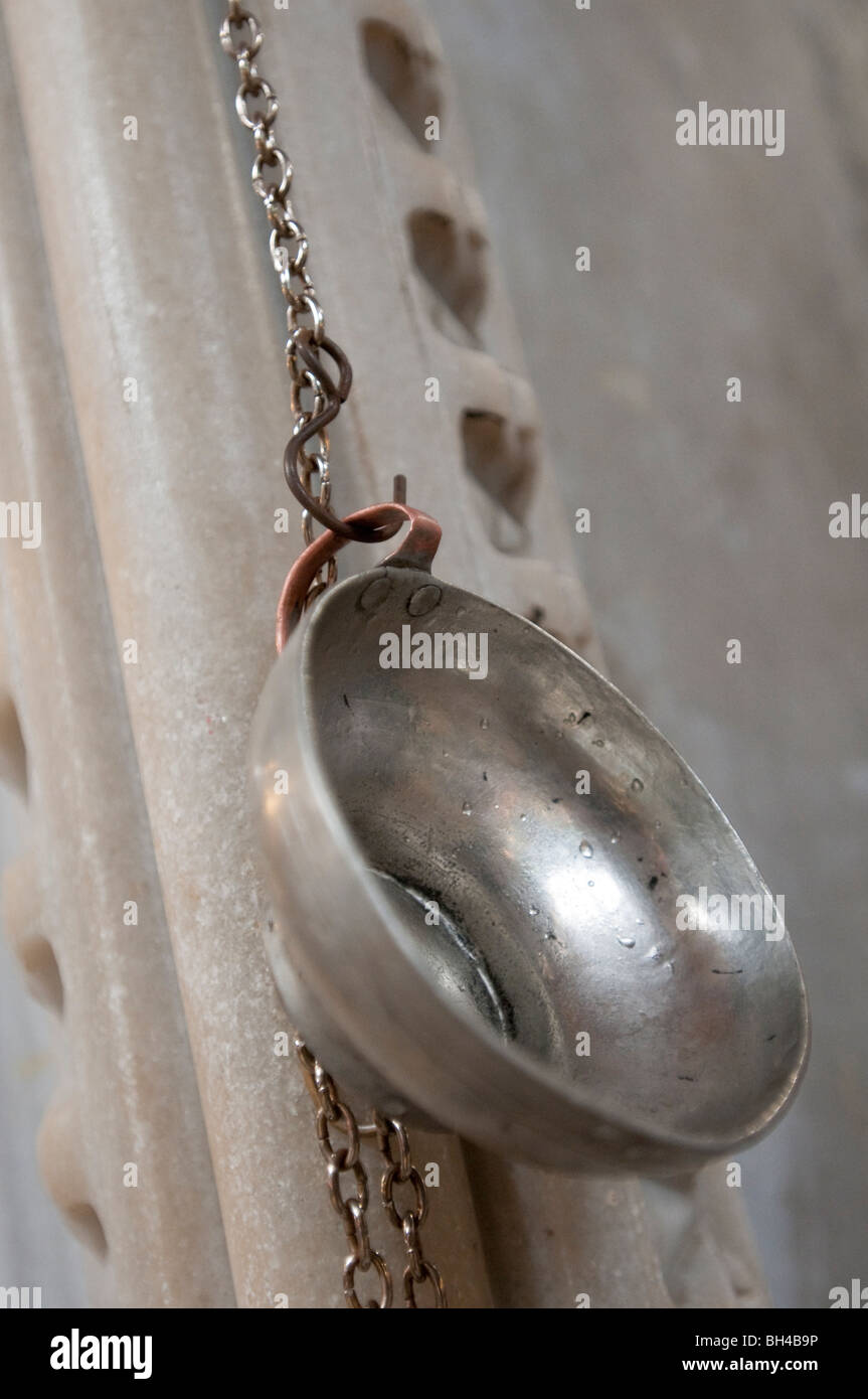 Un recipiente utilizzato per il lavaggio di pende da una catena al Grand Bazaar, Istanbul Foto Stock