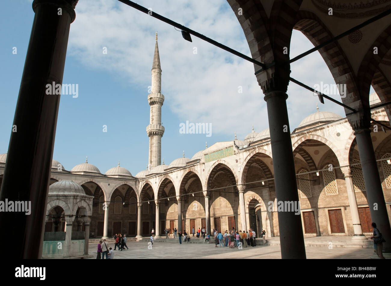 Il cortile interno della Moschea Blu, Istanbul, Turchia, la Moschea di Sultanahmet Foto Stock