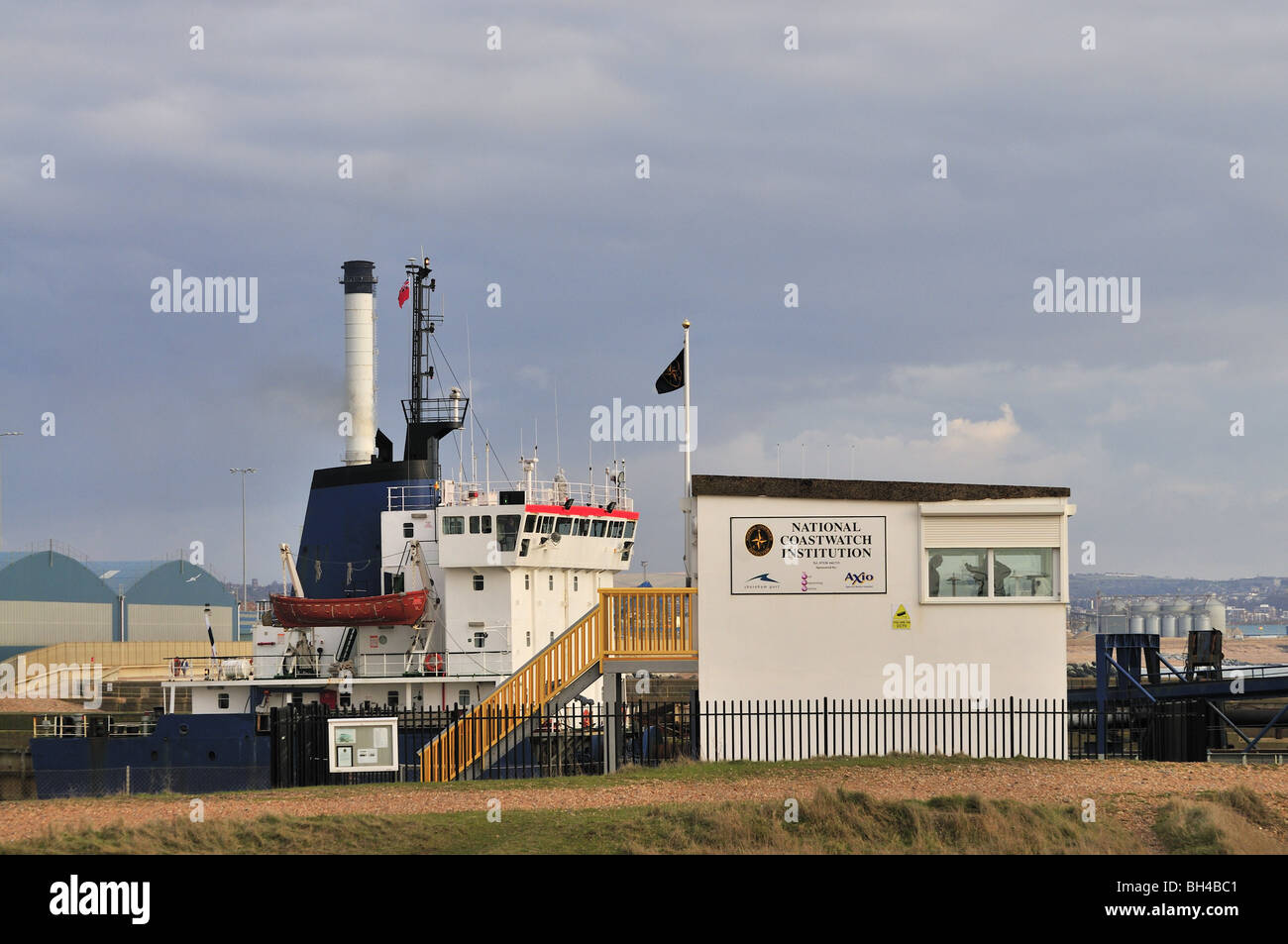 Nazionale Istituzione Coastwatch lookout ingresso alla porta di Shoreham ,nave passando dietro Foto Stock