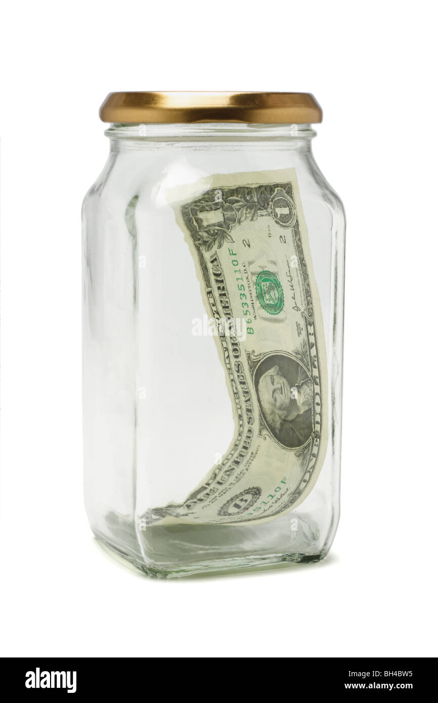 Un US dollar nota in un vasetto di vetro su sfondo bianco Foto Stock