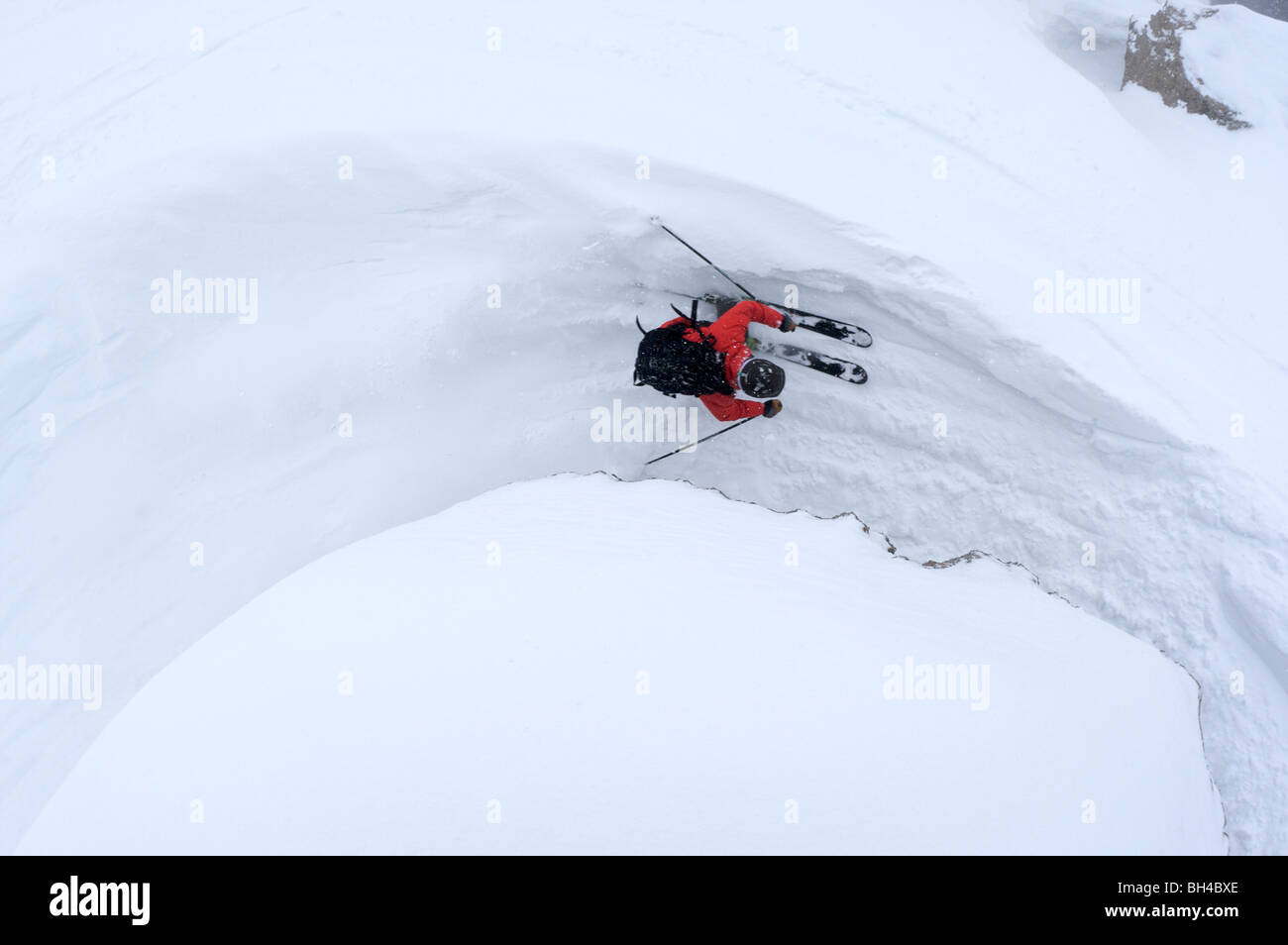 Un uomo sci accanto a una roccia in Jackson Hole, Wyoming. Foto Stock