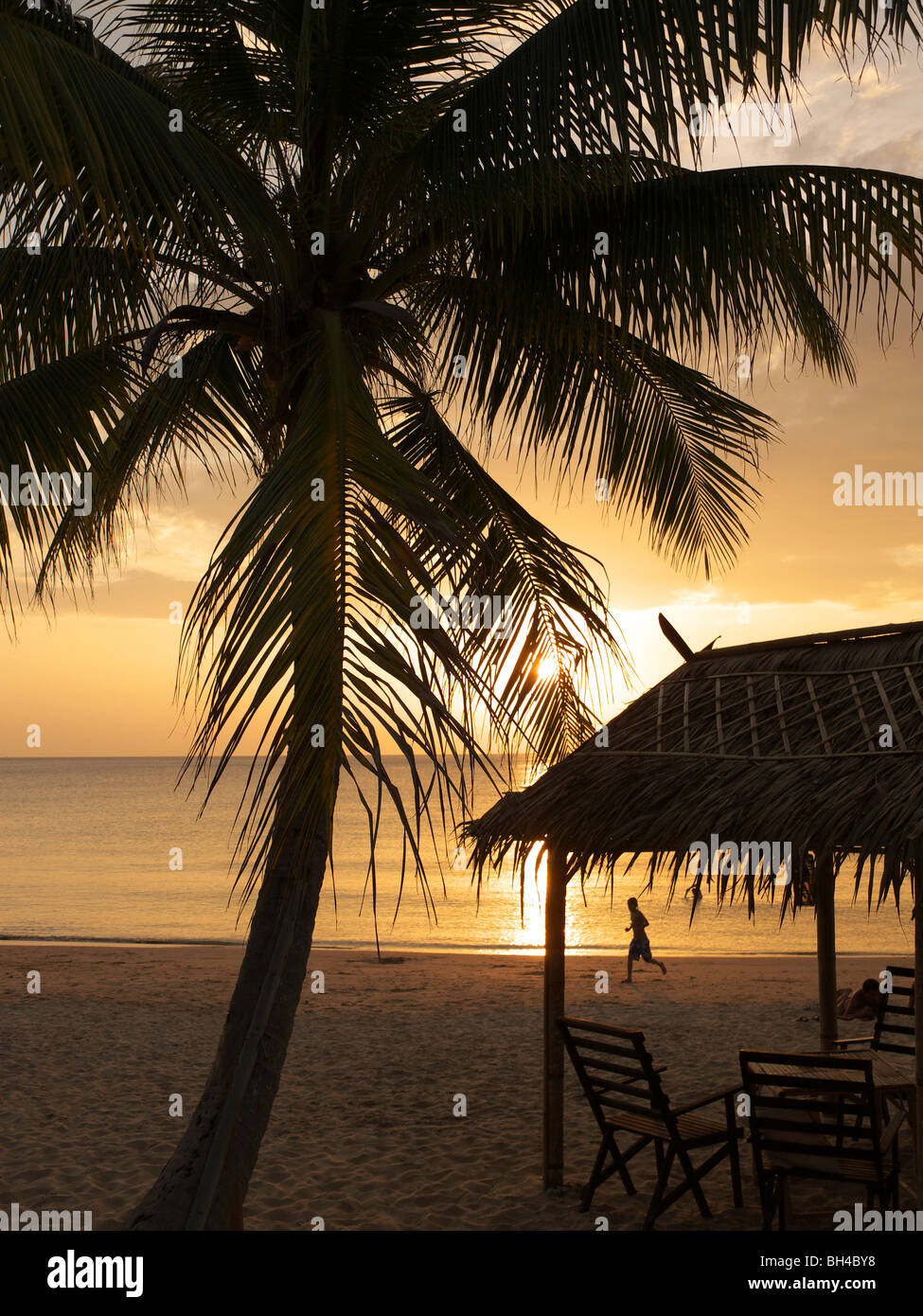 Tramonto sulla spiaggia Hat Phra Ae,Ko Lanta,a sud della Thailandia,Mare delle Andamane Foto Stock