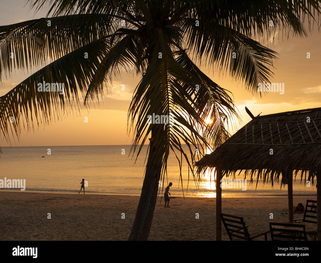 Tramonto sulla spiaggia di Hat Phra Ae,Ko Lanta,a sud della Thailandia,Mare delle Andamane Foto Stock