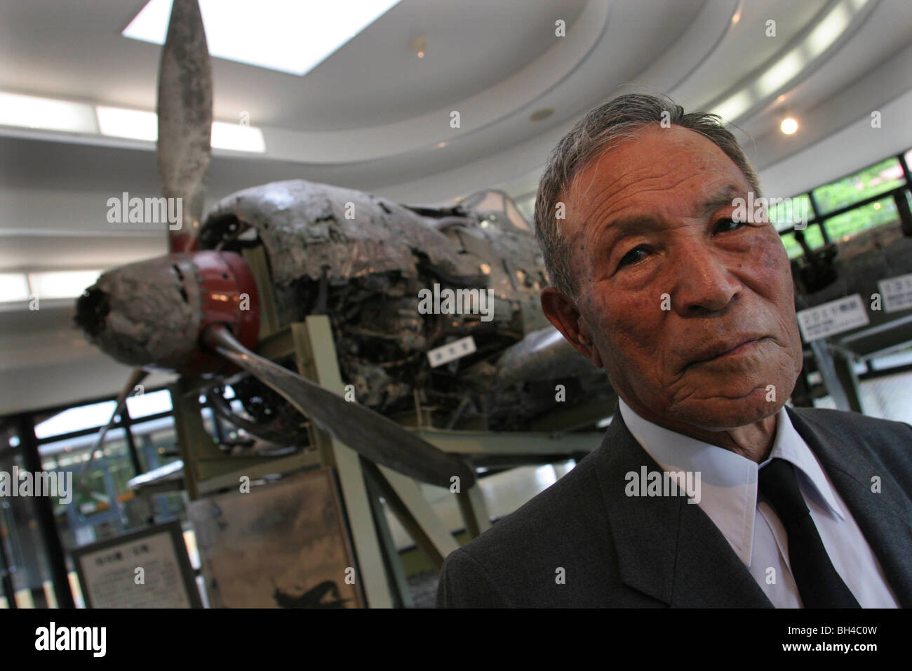 Shigeyoshi Hamazono, 81 anni, 'kamikaze' pilota in giapponese attacco speciale vigore durante il WW2, in Chiran, Giappone. Foto Stock