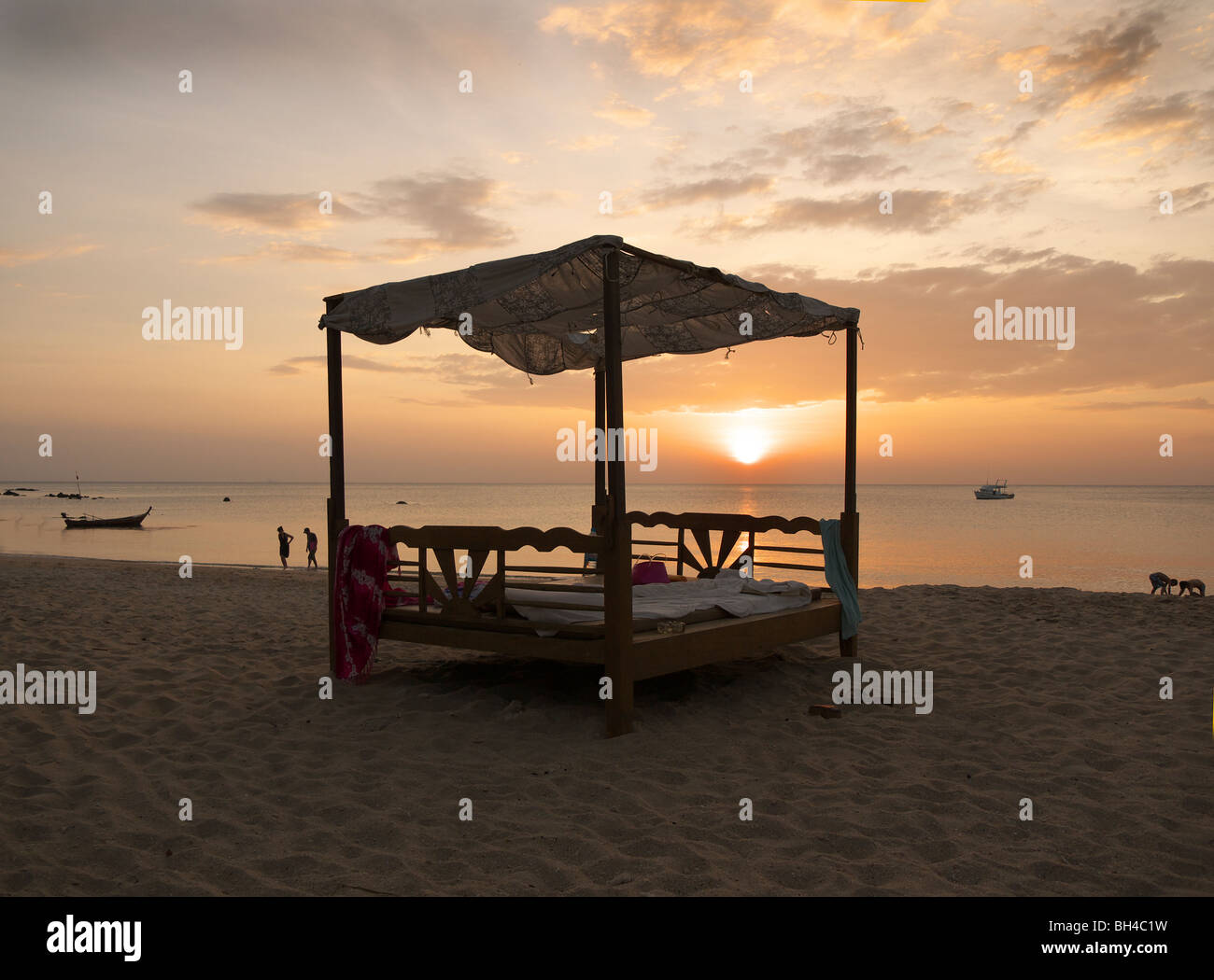 Tramonto con letto sulla spiaggia di Hat Phra Ae, Ko Lanta,a sud della Thailandia,Mare delle Andamane Foto Stock