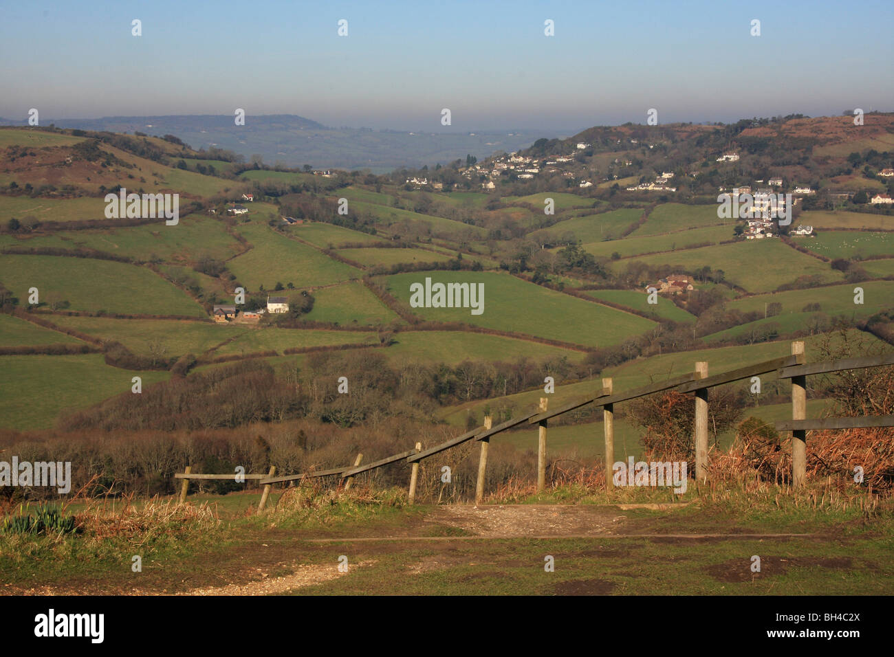 Vista sulla campagna di Dorset da Golden Cap mostra mosaico di campi e fattorie e case. Foto Stock