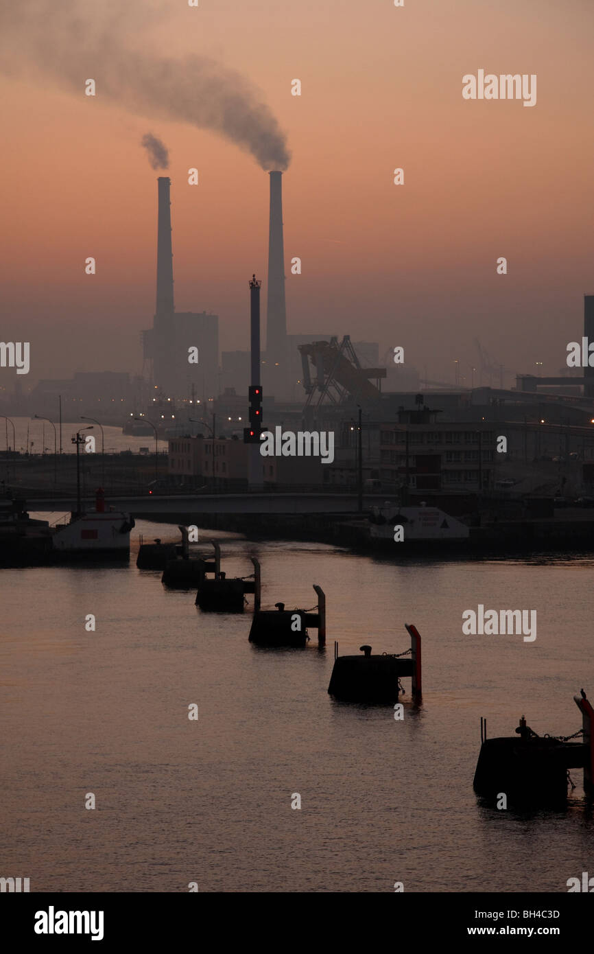 Vista di le Havre port con comignoli fumanti appena prima del sorgere del sole. Foto Stock