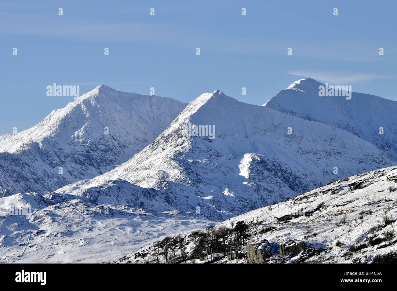 Vista di Snowdon Y Lliwedd e Grib Goch da Pen-y-Gwryd Foto Stock