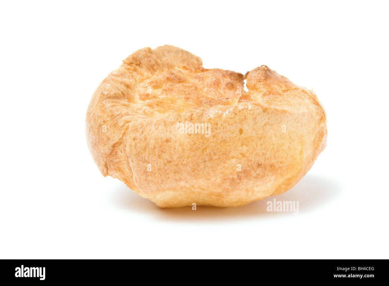 Casa Tradizionale cucinato Yorkshire pudding isolata contro uno sfondo bianco. Foto Stock