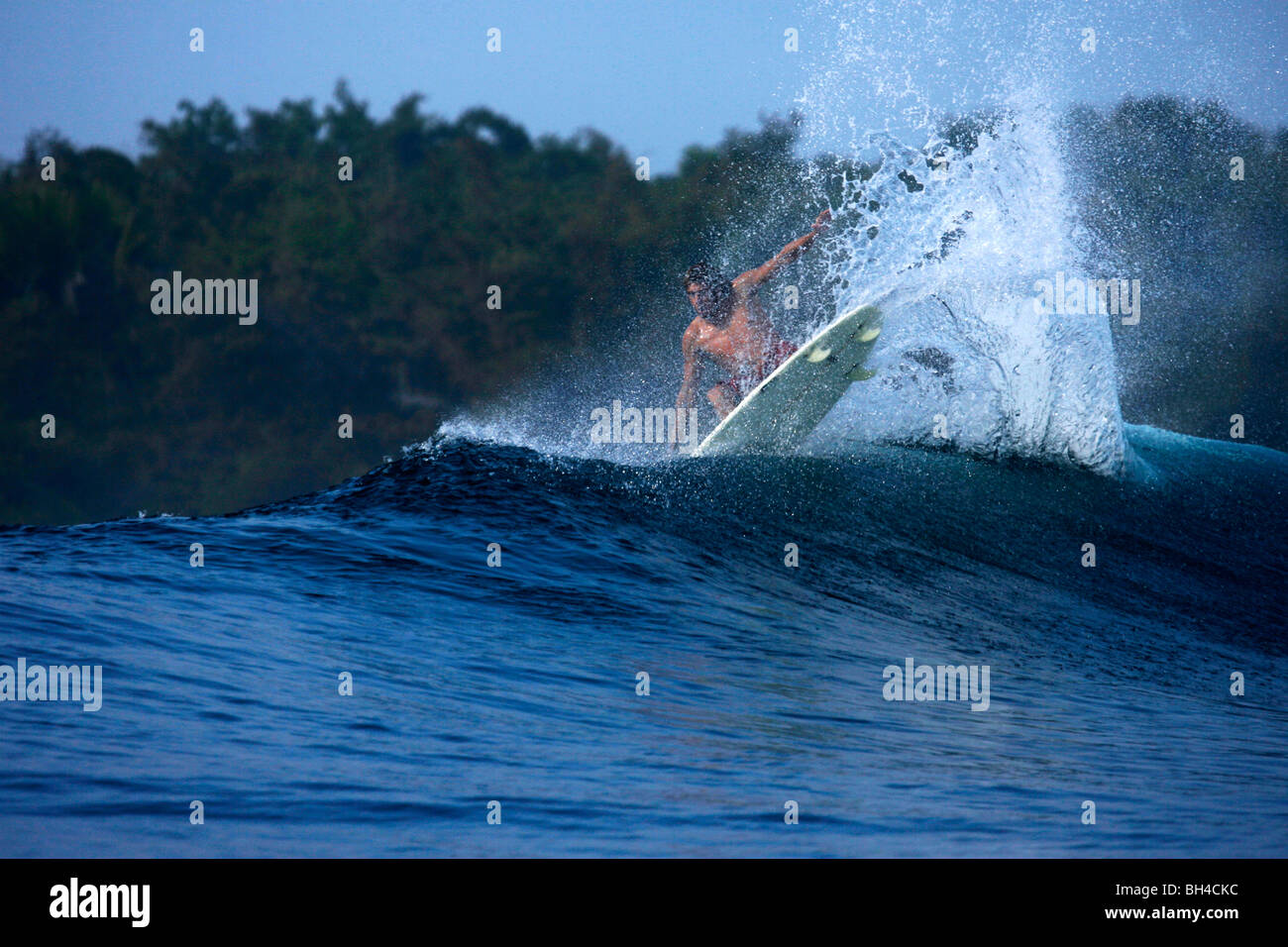 Un surfista terre un'antenna si muovono a G-Land, Java, Indonesia. Foto Stock
