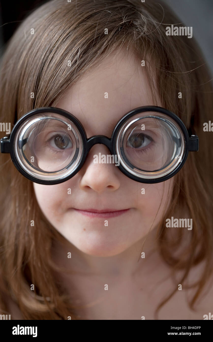 Bambina con spessi occhiali play su Foto stock - Alamy