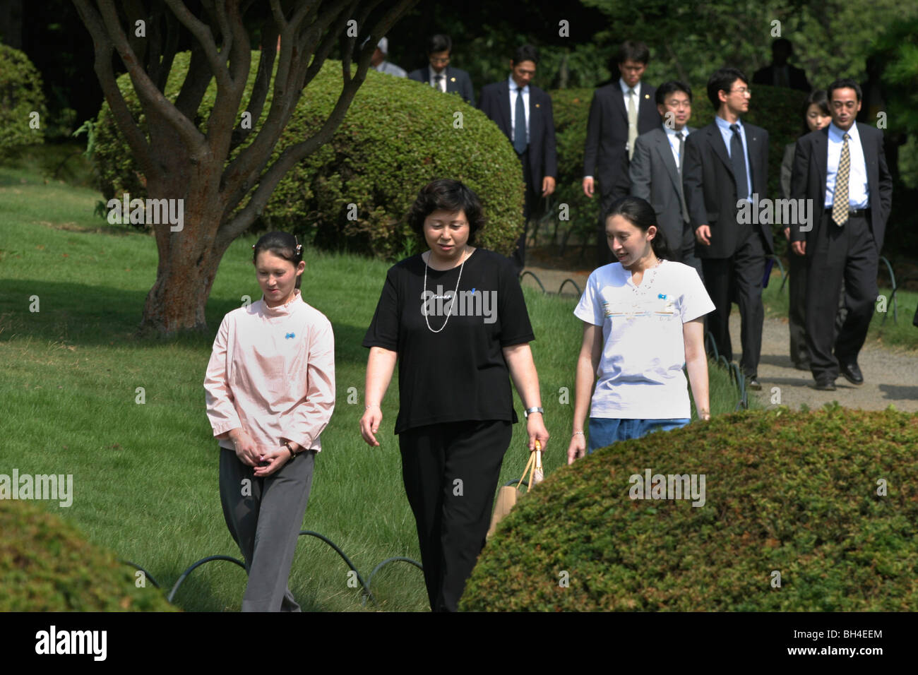 Hitomi Soga (camicia nera), con le figlie di Mika, 21 (t-shirt bianco),e Belinda, 18 (maglia rosa), passeggiate nel parco di Shinjuku di Tokyo Foto Stock