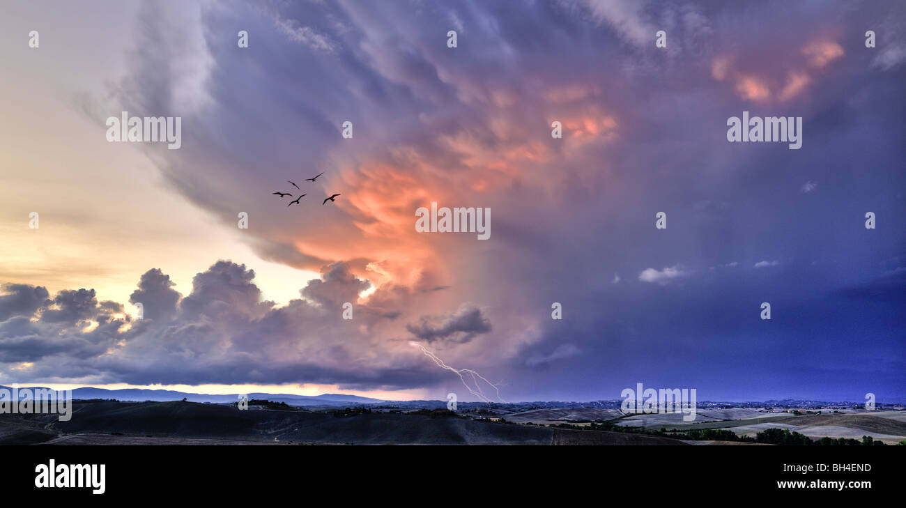 Drammatiche le nuvole in una tempesta tuono, Val d'Orcia, a sud di Siena, Italia Foto Stock