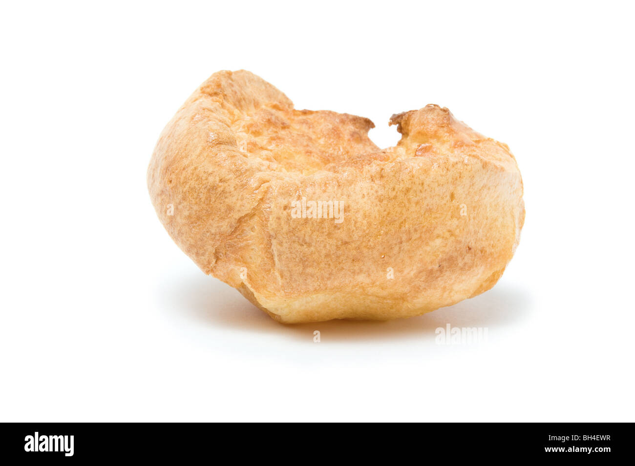 Casa Tradizionale cucinato Yorkshire pudding isolata contro uno sfondo bianco. Foto Stock