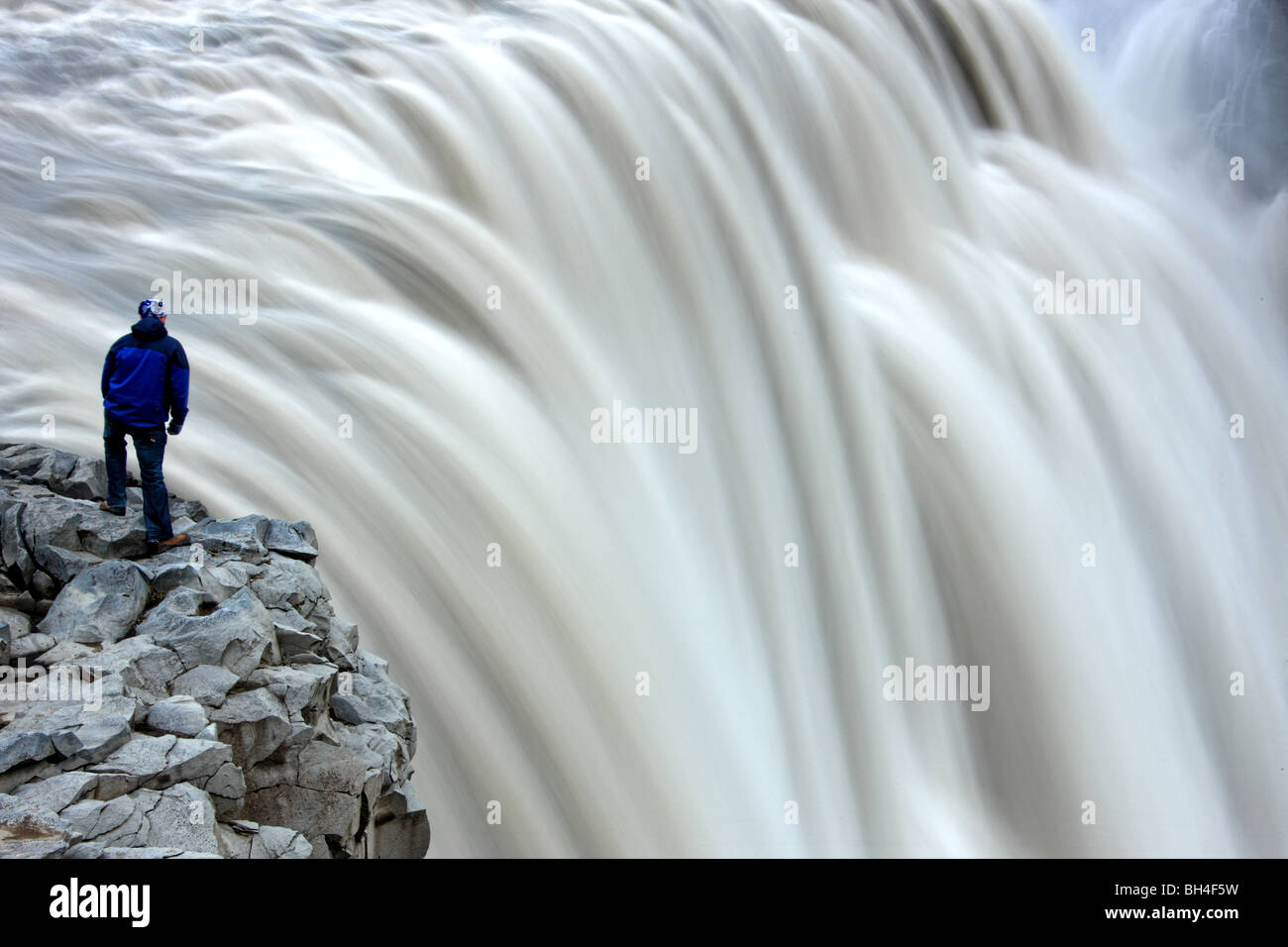 Escursionista presso la sommità di Dettifoss, in Europa la cascata più grande, Islanda Foto Stock