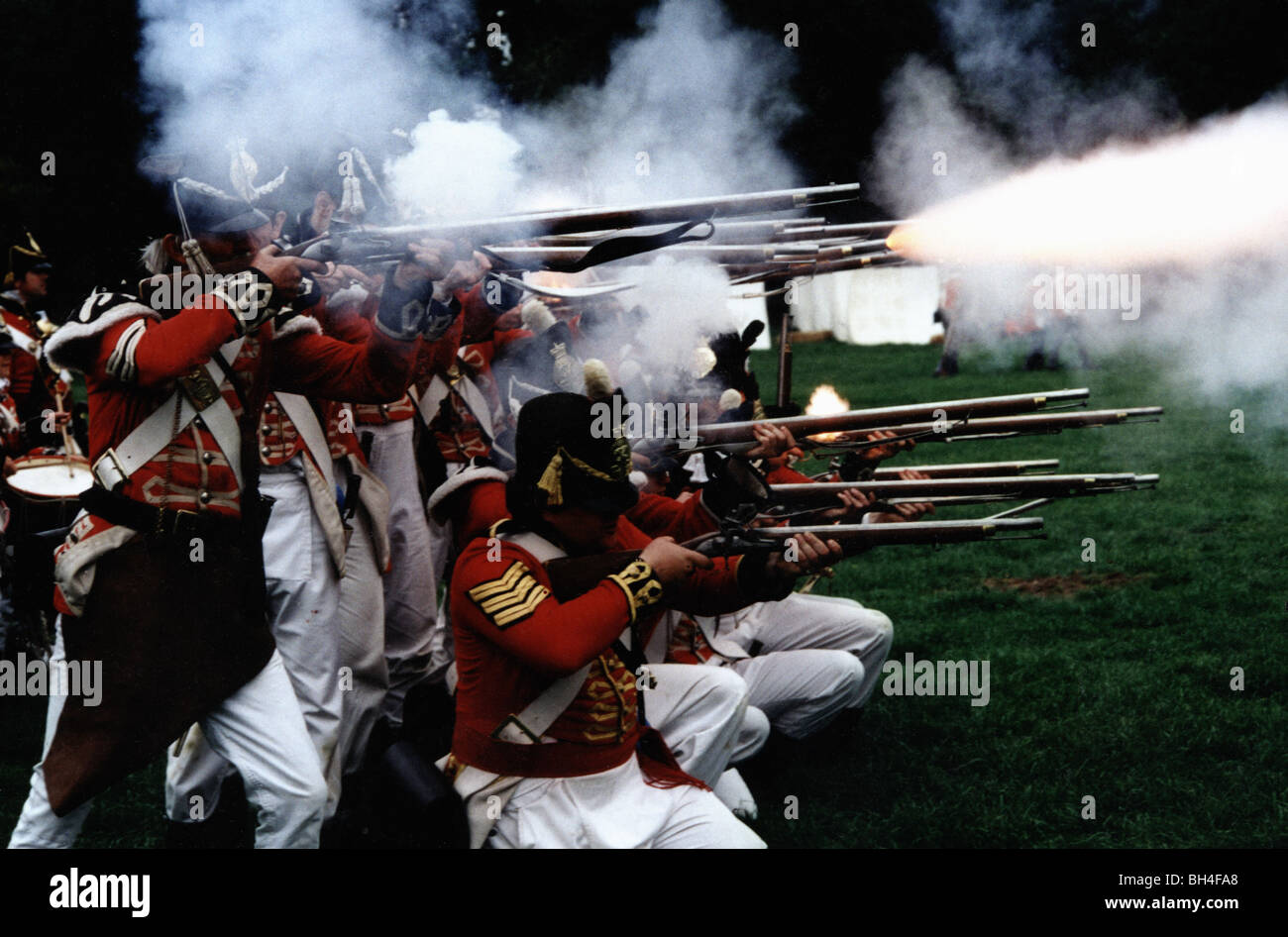 Reenactors fire moschetti durante la battaglia Foto Stock