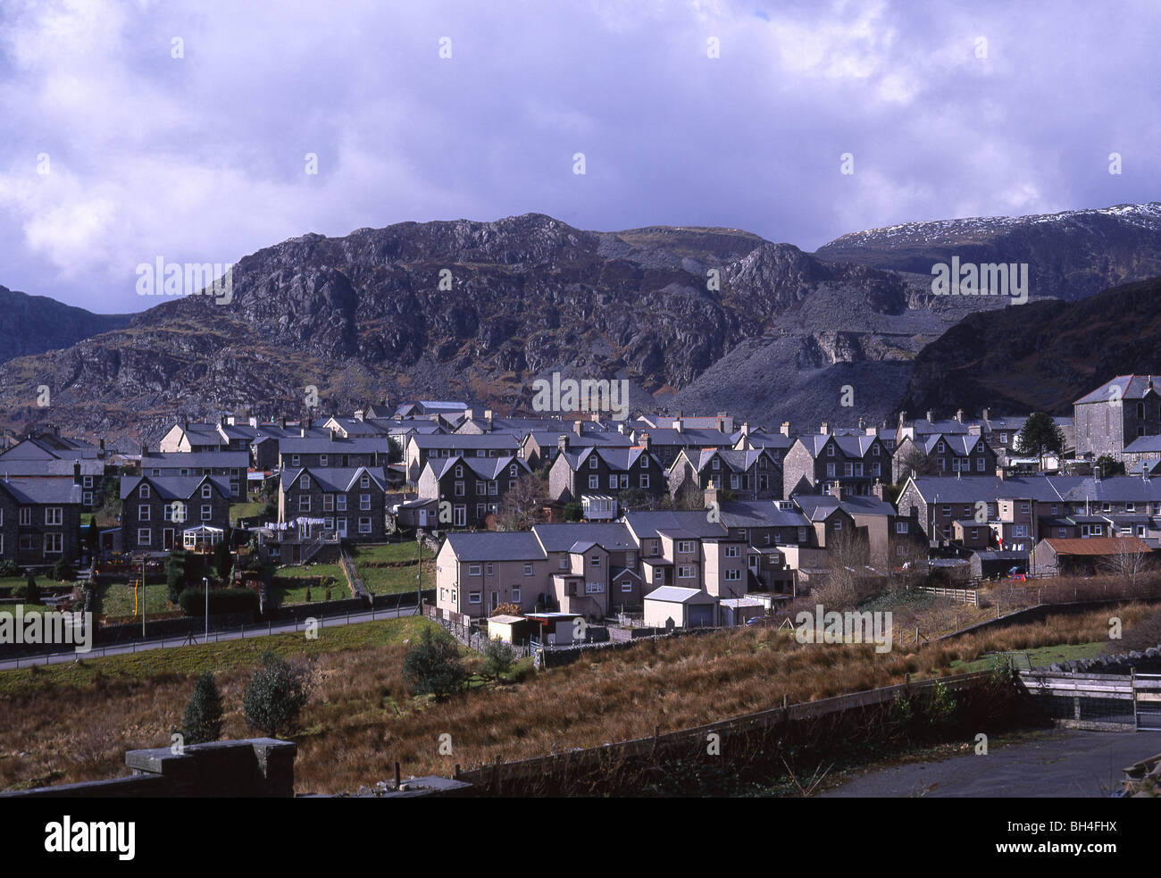 Vista di ardesia città mineraria di Blaenau Ffestiniog con Moelwyn mountain range in background Gwynedd North Wales UK Foto Stock