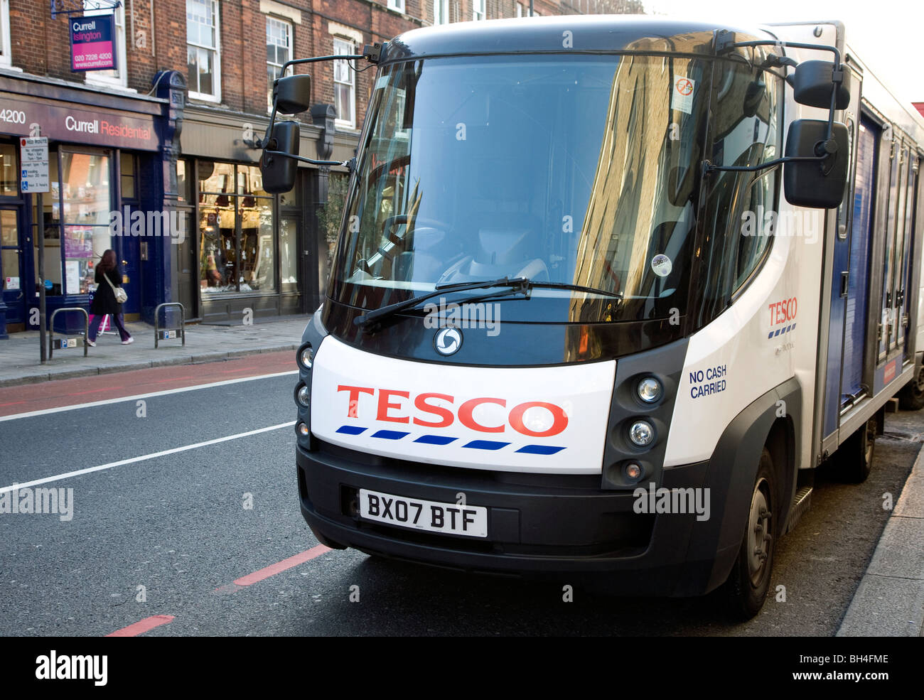 Furgone elettrico utilizzato da Tesco per home consegne, Londra Foto Stock