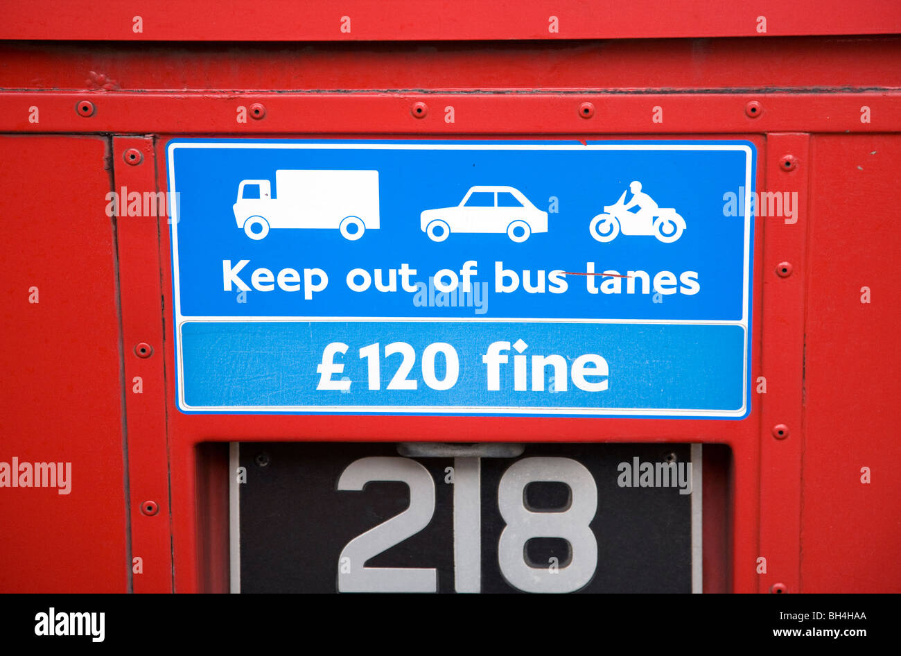 Corsia degli autobus firmare sul retro del Routemaster, Londra Foto Stock